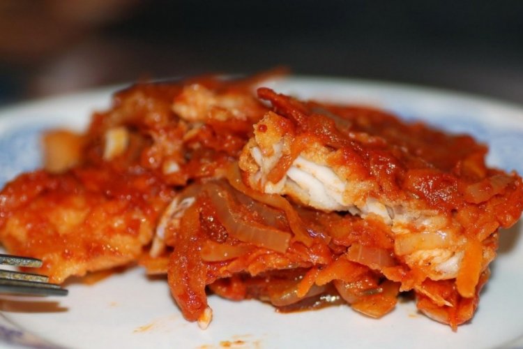 Lucio asado en tomate