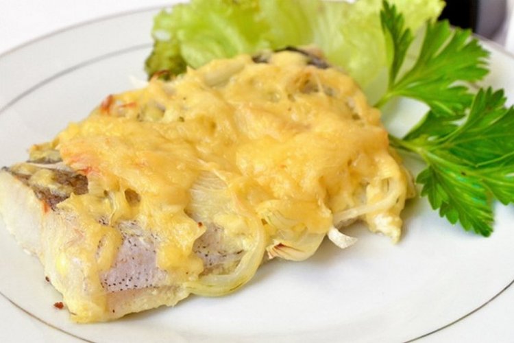 Lucio con queso al horno