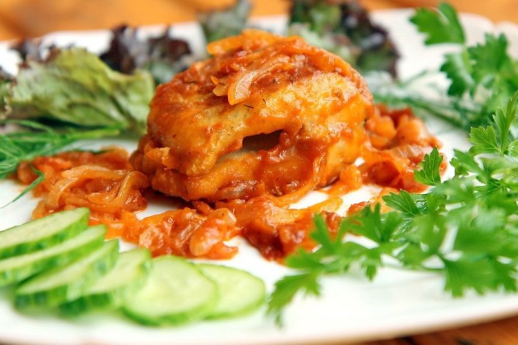 Lucio con tomates y guisantes verdes al horno