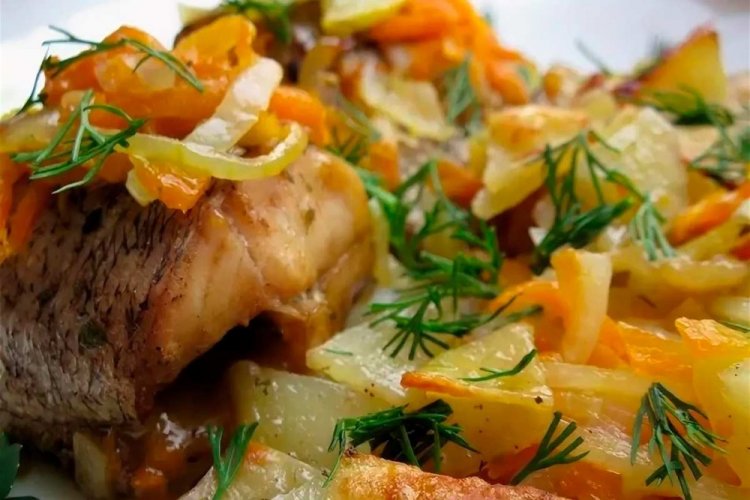 Lucio asado con verduras en salsa de soja