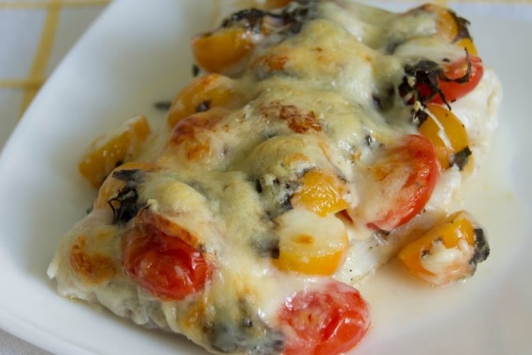 Fletán con tomates y parmesano al horno
