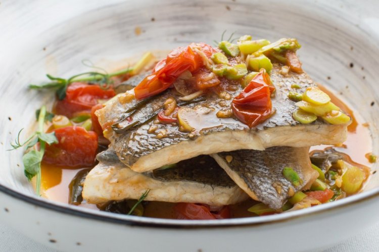 Fletán con verduras y champiñones al horno
