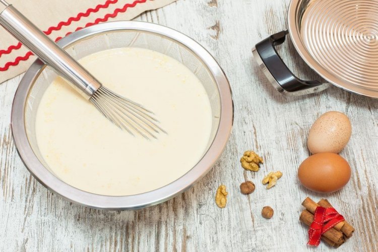 Pfannkuchenteig mit Kefir und kochendem Wasser