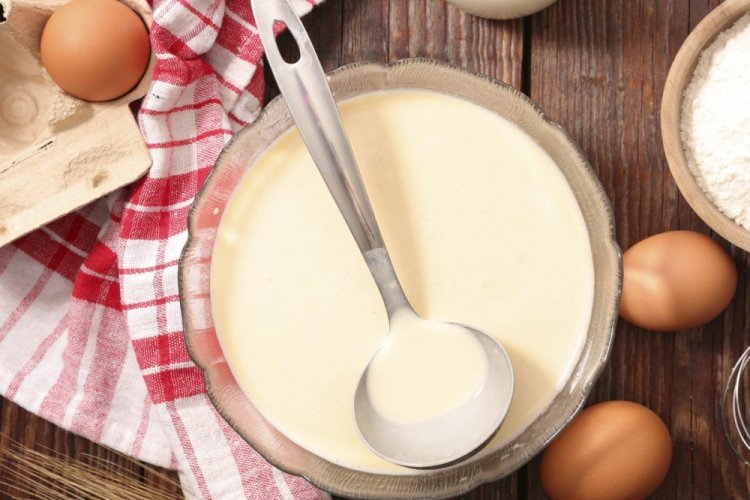 Pfannkuchenteig mit Sauerrahm und Wasser