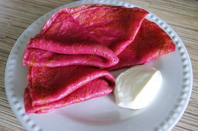 Pfannkuchenteig mit Rote-Bete-Saft