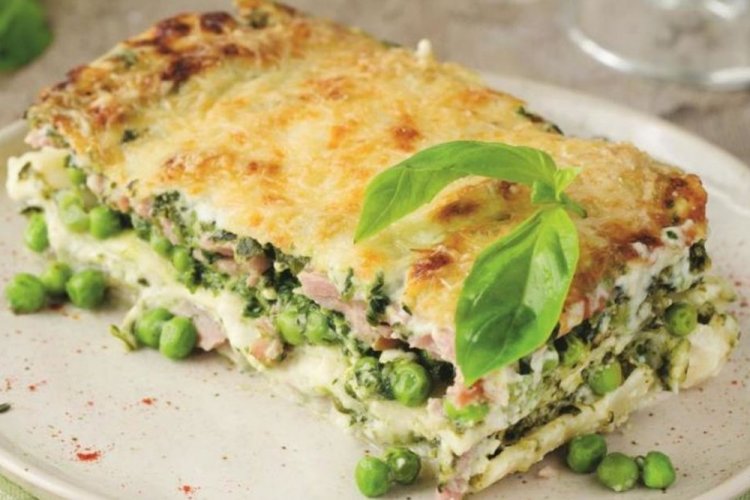 Lasaña con salmón y guisantes verdes