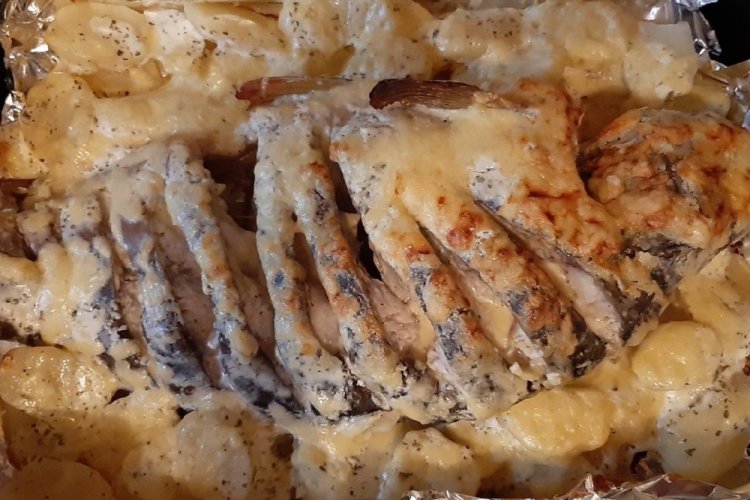 Karpfen mit Kartoffeln und Pilzen aus dem Ofen