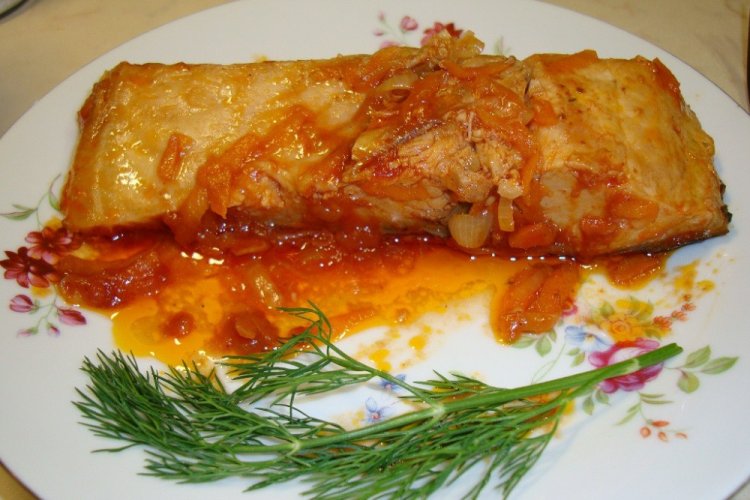 Karpfenstücke in Sauerrahm-Tomaten-Sauce