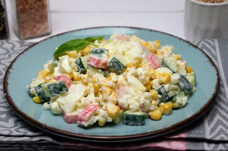 Krabbensalat mit Reis und Mais