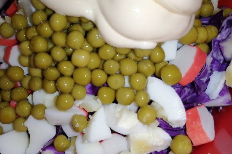 Krabbensalat mit Rotkohl und Dosen-Erbsen