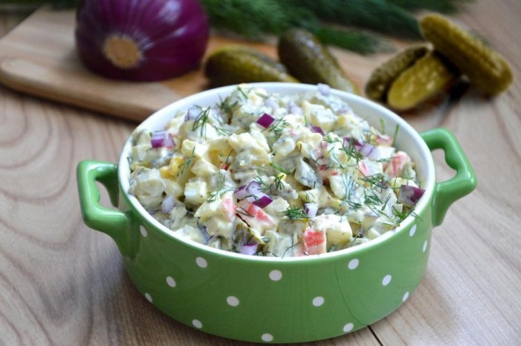 Krabbensalat mit eingelegten Gurken