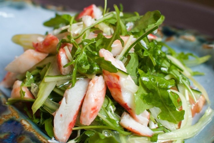 Krabbensalat mit Rucola und Zitrone