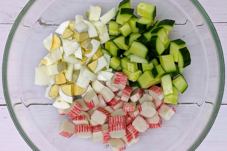 Krabbensalat mit Reis und Mais