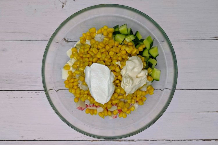 Krabbensalat mit Reis und Mais
