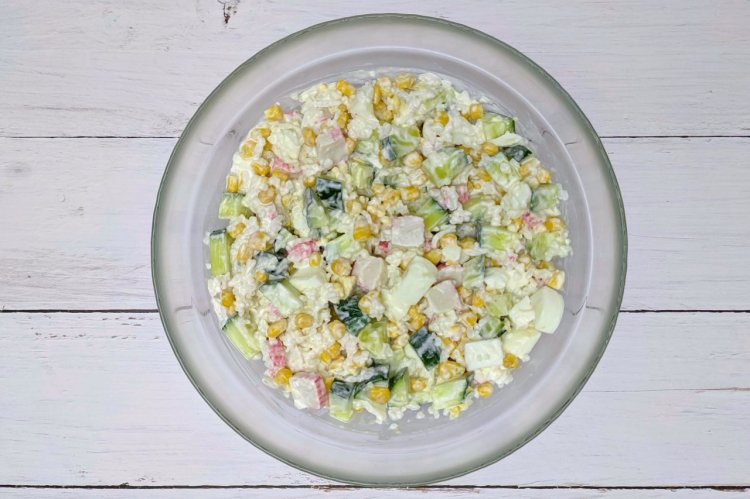 Krabbensalat mit Reis und Mais