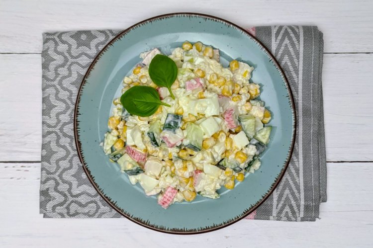 Krabbensalat mit Reis und Mais