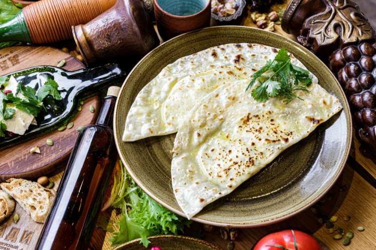 Qutab con queso feta y lechuga