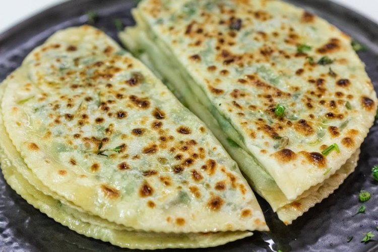 Qutab con suluguni y cebolleta