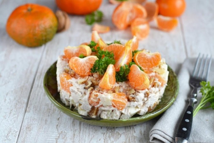 Salat mit Mandarinen, Hähnchen und Käse