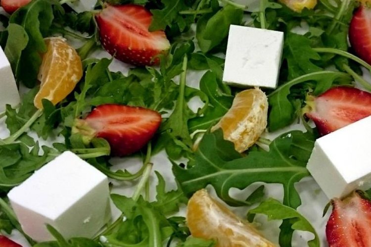 Salat mit Mandarinen und Erdbeeren