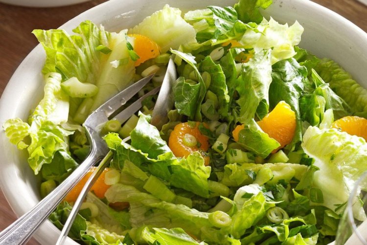 Salat mit Mandarinen und Sellerie