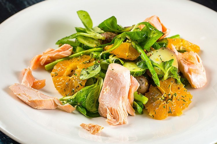 Salat mit Lachs und Mandarinen