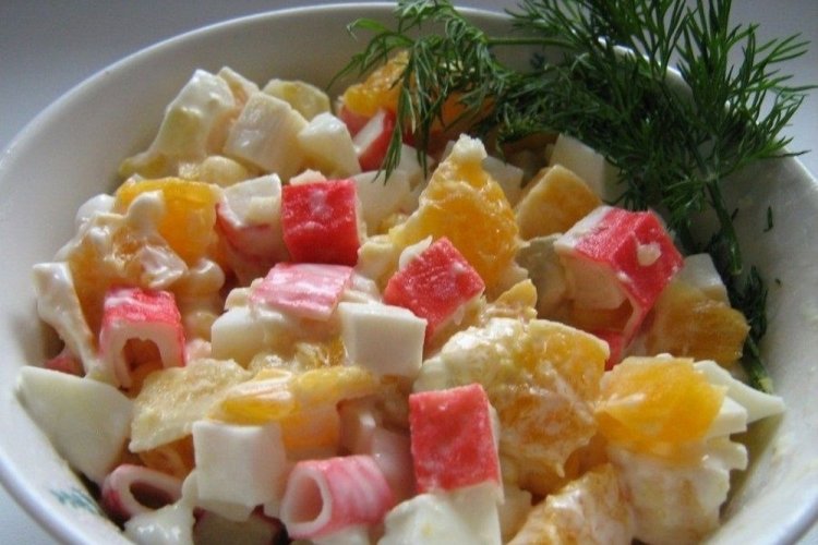 Salat mit Krabbenstäbchen und Mandarinen