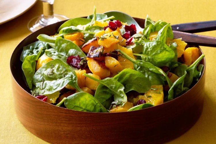 Salat mit Mandarinen und Kürbis