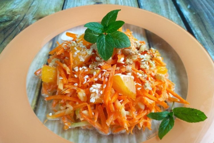 Salat mit Mandarinen, Karotten und Daikon