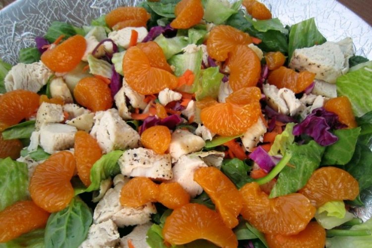 Salat mit Hähnchen, Mandarinen und violetter Zwiebel