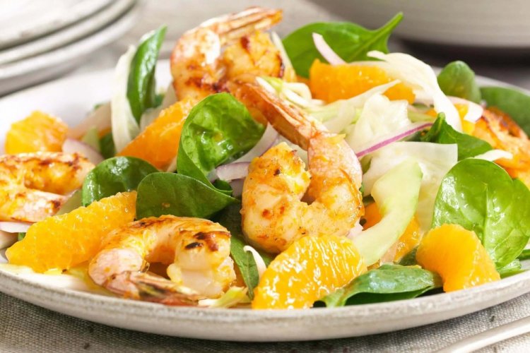 Salat mit Garnelen und Mandarinen