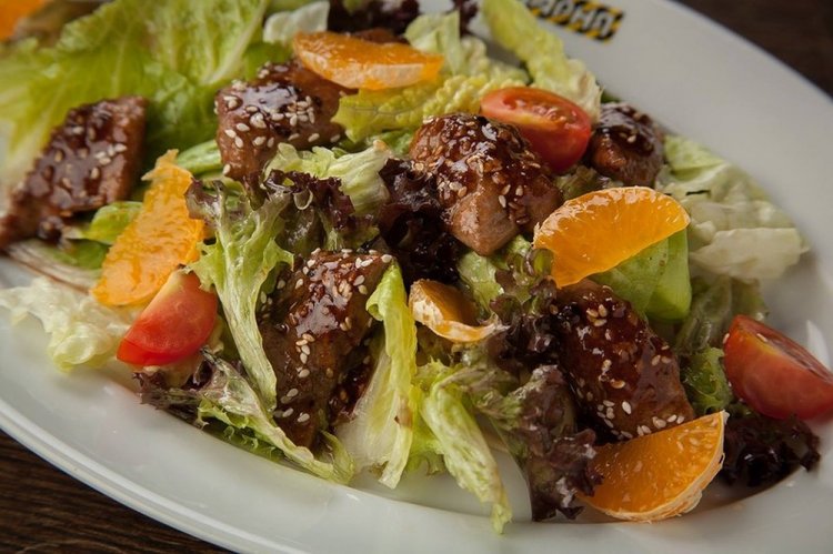 Salat mit Leber und Mandarinen