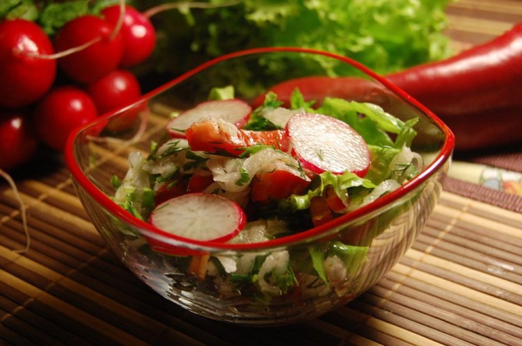 Salat mit Radieschen, Mandarinen und grünen Erbsen