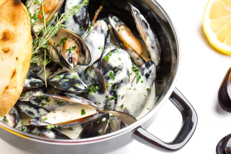 Muscheln in der Schale in Sahnesauce