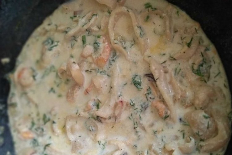 Muscheln mit Calamari in Sahne-Käse-Sauce