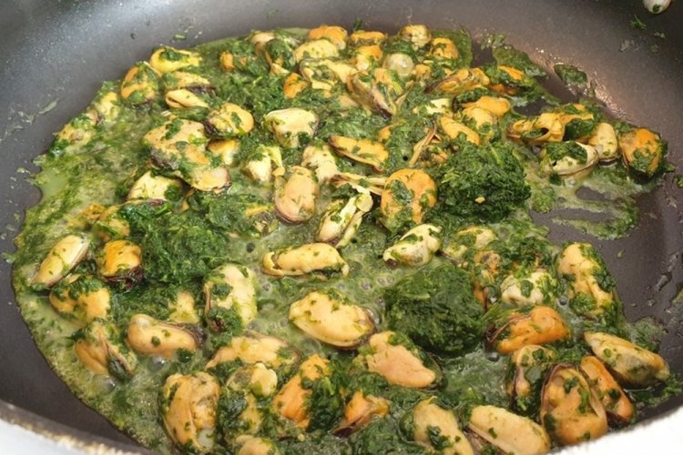 Muscheln mit Spinat in Sahnesauce