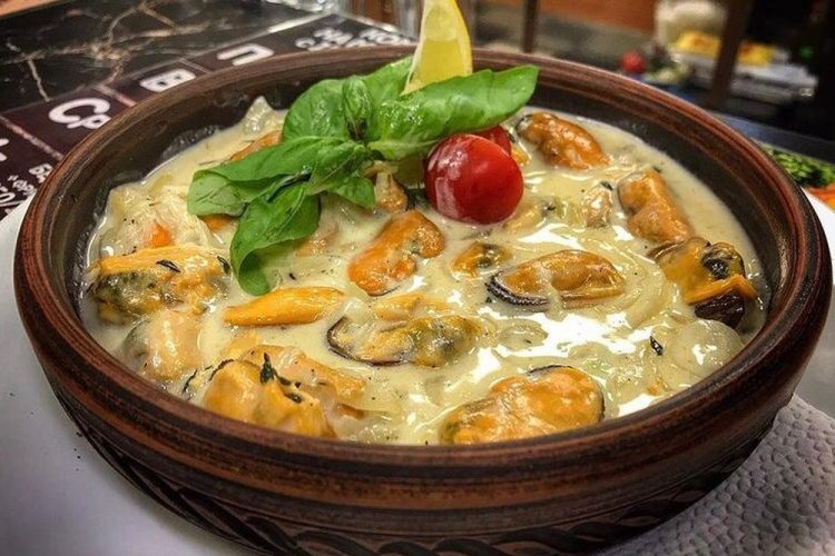 Muscheln mit Gemüse in Sahnesauce