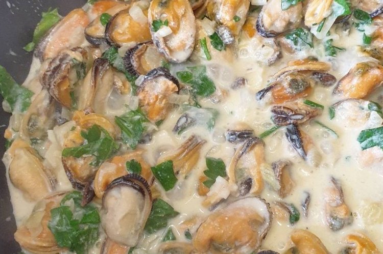 Muscheln mit Pilzen in Sahnesauce