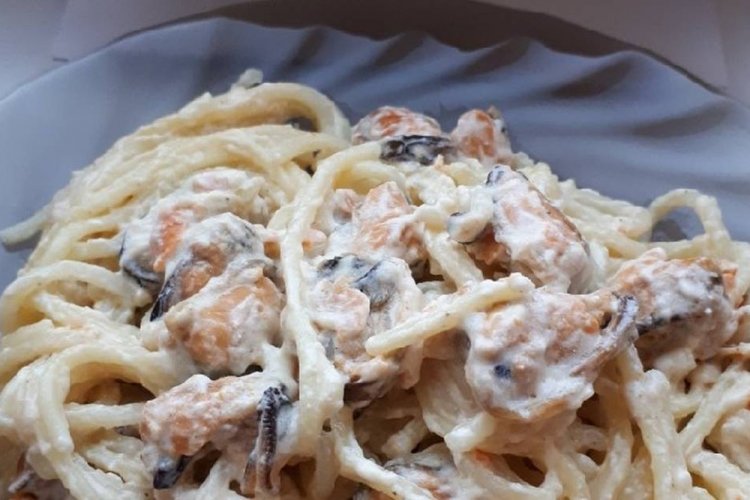 Muscheln mit Nudeln in Sahnesauce
