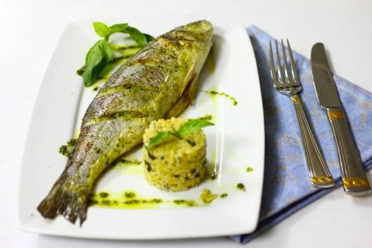Wolfsbarsch in grüner Marinade aus dem Ofen