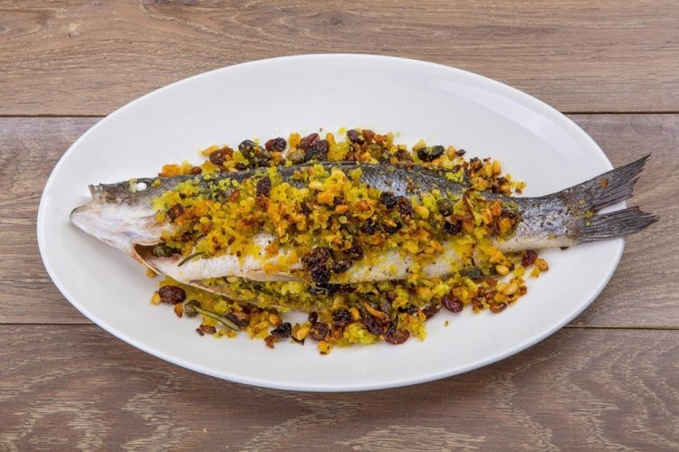 Wolfsbarsch mit Nüssen und Rosinen aus dem Ofen