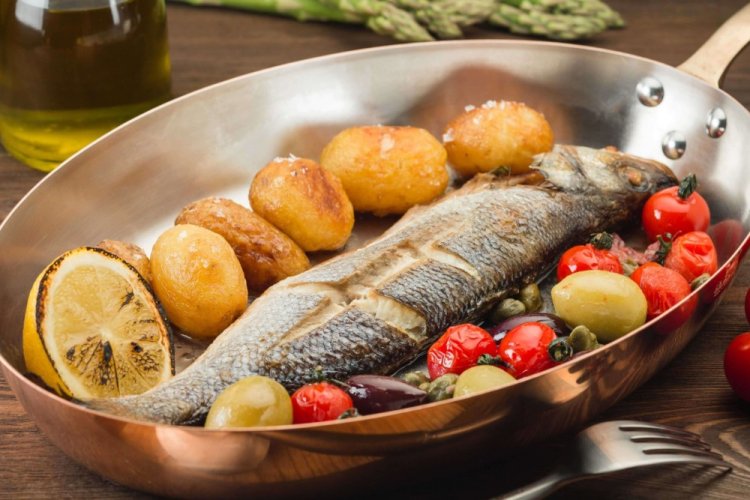Wolfsbarsch mit jungen Kartoffeln und Kirschtomaten