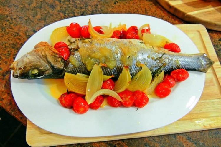 Wolfsbarsch mit violetter Zwiebel und Paprika aus dem Ofen