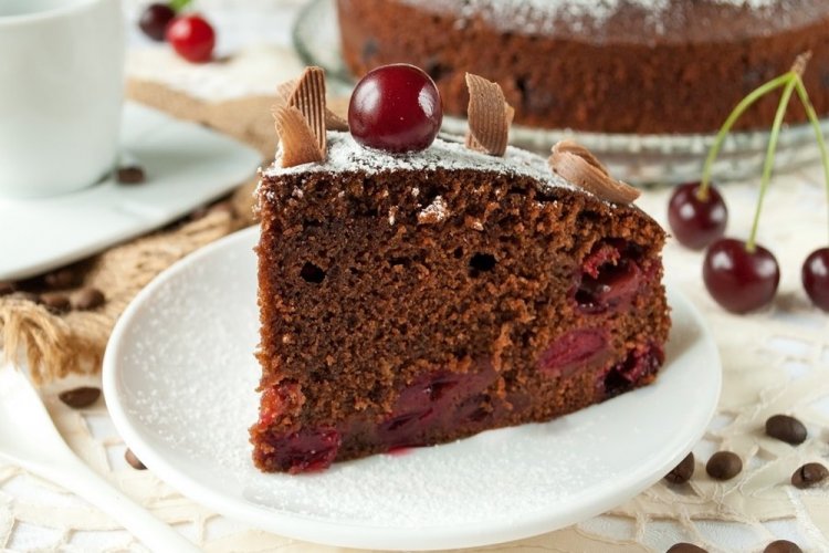 Pastel de chocolate con cerezas