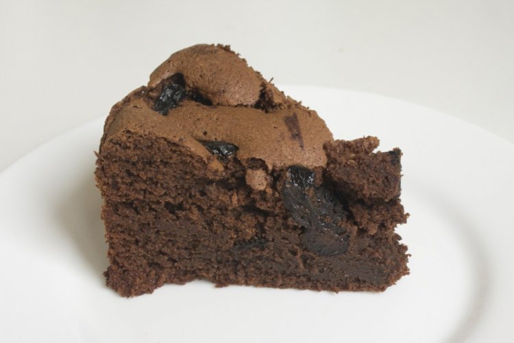 Pastel de chocolate con ciruelas pasas