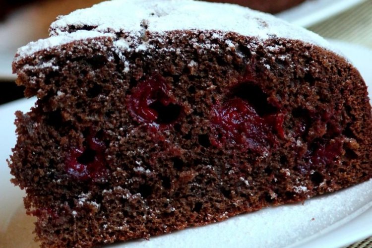 Pastel de chocolate con bayas en olla de cocción lenta