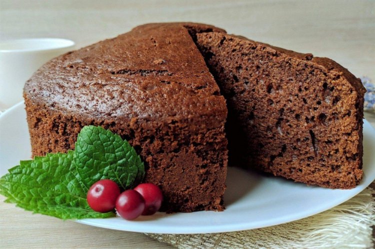 Pastel de chocolate con crema agria