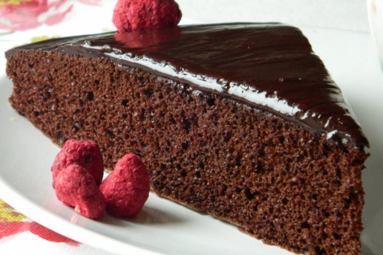Pastel de chocolate con agua