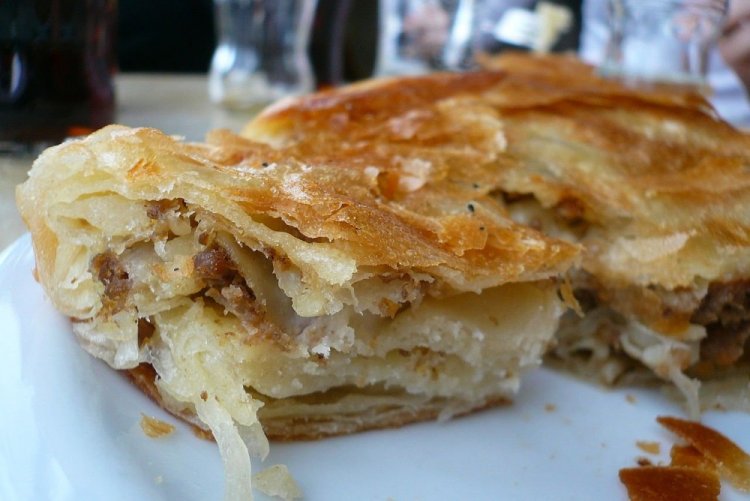Serbischer Burek mit Hackfleisch