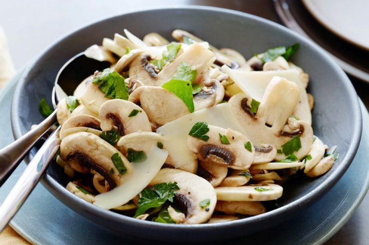 Salat mit frischen Champignons